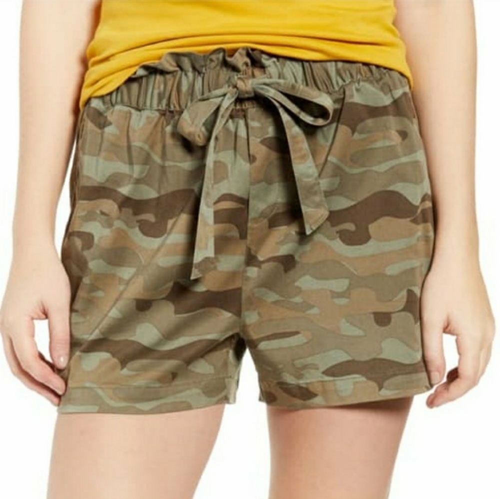 NWT paperbag waist camo shorts.